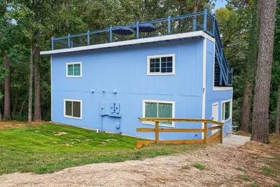 Image de New! Evergreen Estate with Rooftop Balcony & Games