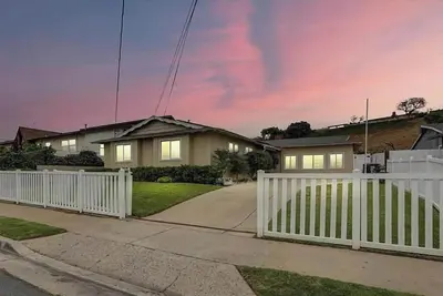 Image de New listing! Modern Getaway with Private Backyard
