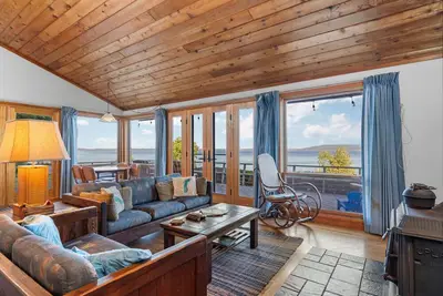 Image de Crystal Lake Retreat w/Private Waterfront & Beach
