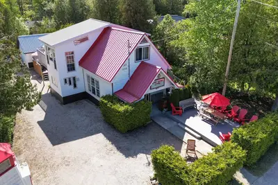 Image de Red Roof Cottage-Sleeps 22 | 5 Mins to Downtown Tobermory!