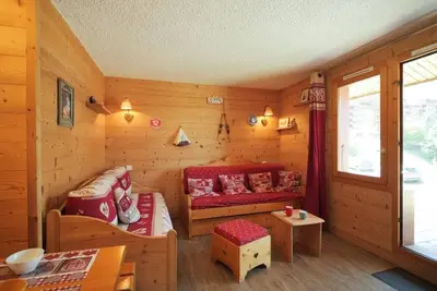 Image de À 150m des pistes de ski, Rez-de-chaussée, vue village, terrasse, télévision, casier à ski, 34m²