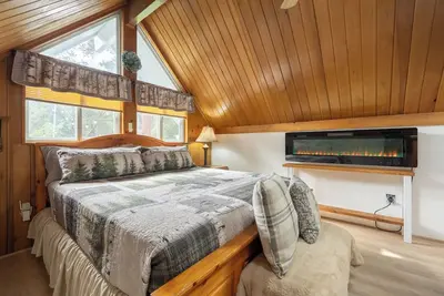 Image de \"Highland Hideaway\" Charming 3b 1 b cabin with spa, large terrace, pets welcome.