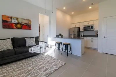 Image de Apartment for travel workers /desk & full kitchen