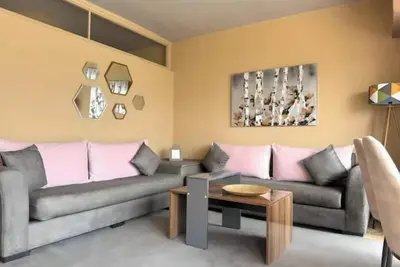 Hypercentral cosy studio with park view