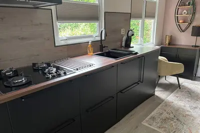 Image de Cozy little chalet in the Veluwe. In the middle of nature and your dog is welcome!