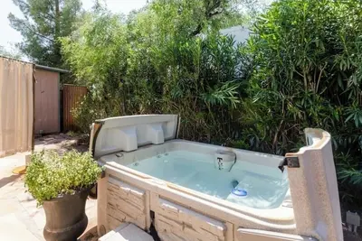 Image de Central pet-friendly private house located by U of A with pool and hot tub
