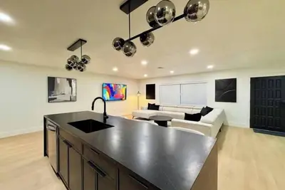 Image de Big Luxury Modern Pool Home With Hot Tub!