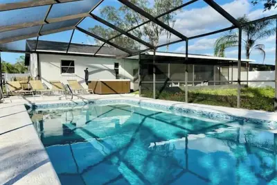Image de Big Beautiful Luxury Modern Pool Home & Hot Tub!