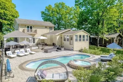 Image de 4-Br 3-Ba house with Heated Pool, Hot tub, Fire Pit, and Grill in Hudson Valley