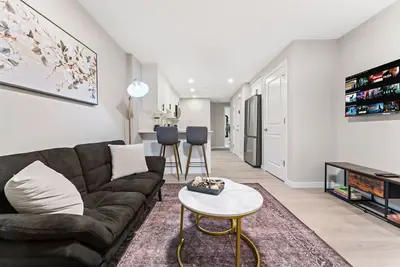 Image de Classy 2-Bedroom Basement Near The Lake