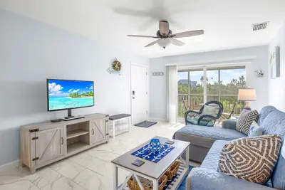 Image de SeaShells Unit 44 – Soothing Coastal 2br/2ba with Pool & Easy Beach Access