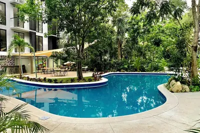 Image de A peaceful Oasis in nature, just minutes from everything!