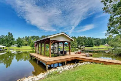 Image de Lake Sinclair Escape: Screened Porch, Modern Style