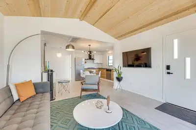 Image de Walkable Downtown Chandler Oasis w/ Private Patio