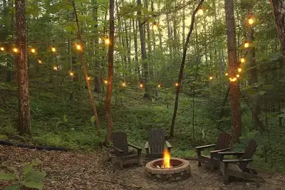 Image de Secluded Identical Bedrooms Attached Baths, Hot Tub, Firepit, Wooded View