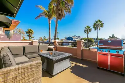 Image de Seaside Luxury - Steps to Beach - Hot Tub & Grill