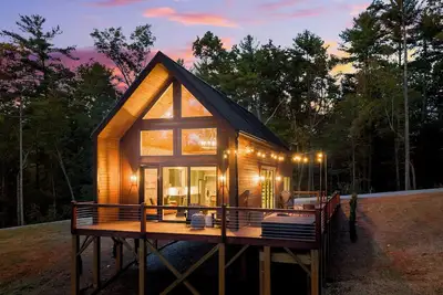 Image de The Chestatee Cabin - Luxury Mountain Cabin- Mountain Views - Pickleball - Hot Tub - King Beds < 30 Minutes to Helen