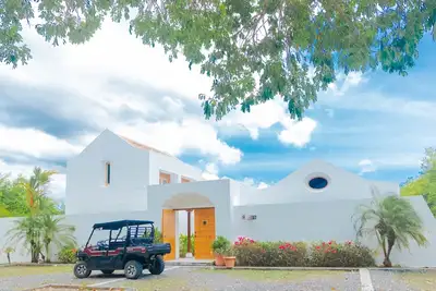 Image de Spacious 5-bedroom luxury villa with pool, golf view & Steps from the beach.