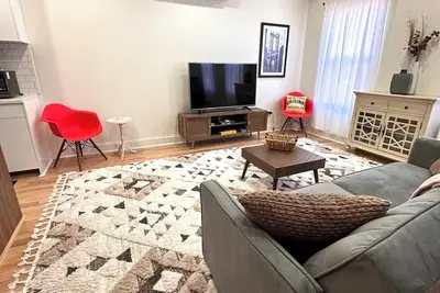 Image de Sun-lit 2 bed 1 bath w washer/dryer