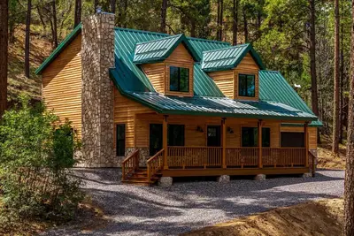Image de Noble Estates Cabin · Luxe Forest Escape