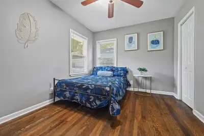 Image de Sleeps 8 - Downtown Getaway