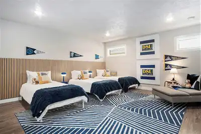 Image de 3+ night special | King Bed | Dog friendly + Fenced Yard | 3 TVs