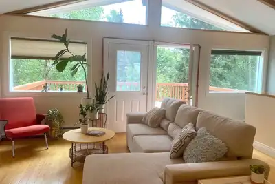 Image de Midnight Sun Corporate Loft - near downtown + trails with lots of light!