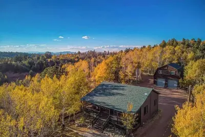Image de ★ Sleeps 4 ★ Surrounding Mtn + Aspen Vistas + Hot Tub + Game Room