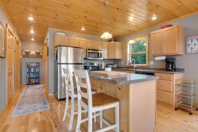 Image de Eagle Ridge Chalet- Modern Chalet Close to Downtown Bethel