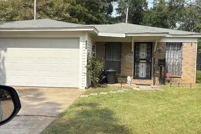Image de This home is located a block from Medgar Evers home, near Freedoms Corner.