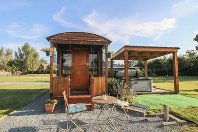 Image de Sharon'S Shepherd Hut, pet friendly, with hot tub in Knockin