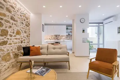 Image de Psyrri Hideout · Chic 2br Apartment