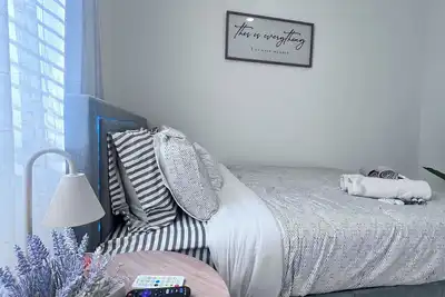 Image de 3-bedroom bungalow in tranquil Stockton with parking garage