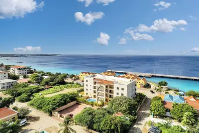 Image de Playa Breeze Apartment Bonaire: 2-bedroom ocean-view stay with balcony, pool & parking. Modern kitchen, Ac & close to Kralendijk center.