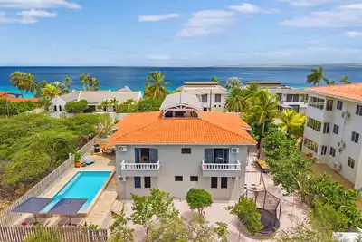 Image de Spacious 5-bedroom villa on Bonaire with private pool, ocean view rooftop terrace, tropical garden, near top kitesurfing & diving spots. Sleeps 10 persons.