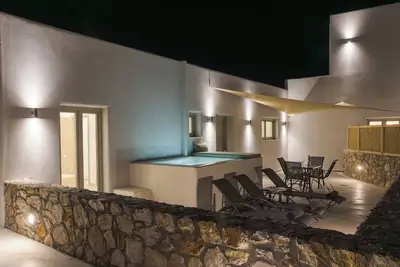 Image de Peacefull 1 Bedroom Santorini Villa- Private Jacuzzi & Vineyard Setting