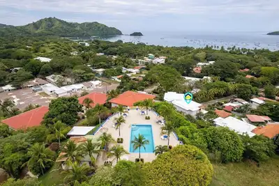 Image de Modern Top-Floor Condo with Panoramic Views and Community Pool