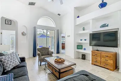 Image de Family Getaway Near Disney, & all Theme parks. Arcade  games, themed rooms, no resort fees. Offering Pickel ball court