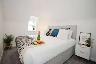 Image de Bournecoast: Two Bedroom Flat Near Sandy Beaches, Shops & Boscombe Pier -Fm10675