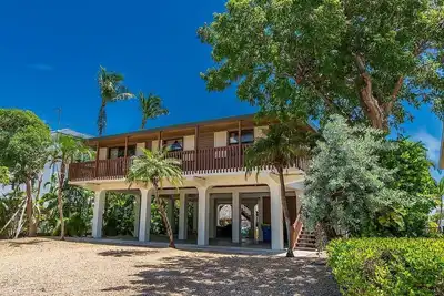 Image de Charming 3br canal home in Plantation Key, perfect for family getaways.