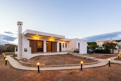 Image de 50m by the Sea offers a spacious holiday villa, ensuring comfort for all guests.
