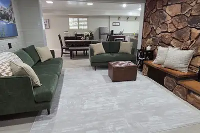 Image de Newly Remodeled Basement Apartment - In/Outdoor Games, Private Patio, Bbq Grill