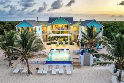 Image de The Penthouse at The Cottages 2br Oceanfront Luxe Condo