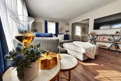 Image de 7 Min to Scheels Sports Complex • Sleeps 5 • Projector • Bunk Bed