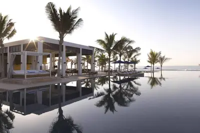 Image de Luxurious Beach Getaway! King Stay w/ Outdoor Pool, Spa, Gym, & Free Parking!