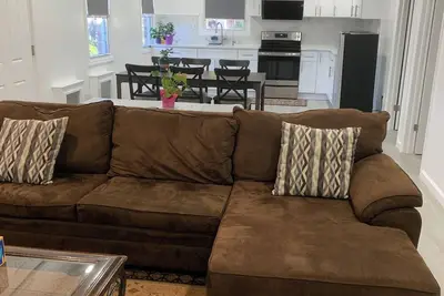 Image de Sunny House in Queens · Entire Home · Private Parking