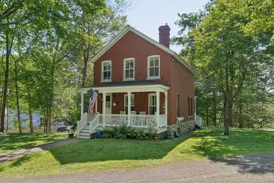 Image de Historic Island Retreat on Great Diamond Island with resort like amenities!