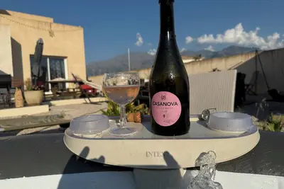 Image de Maison, trois champs sans prétention avec jardin, stationnement