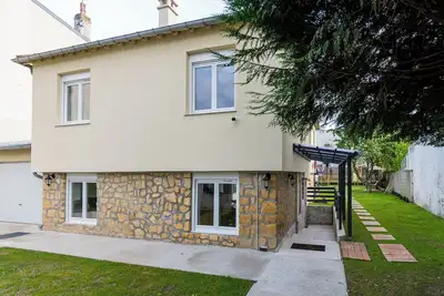 Image de Grande maison familiale en plein cœur de Deauville avec piscine et grand jardin