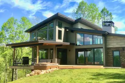 Image de Private Mountain Top Escape  with Hot Tub, Theater, Game Room & Fire Pit